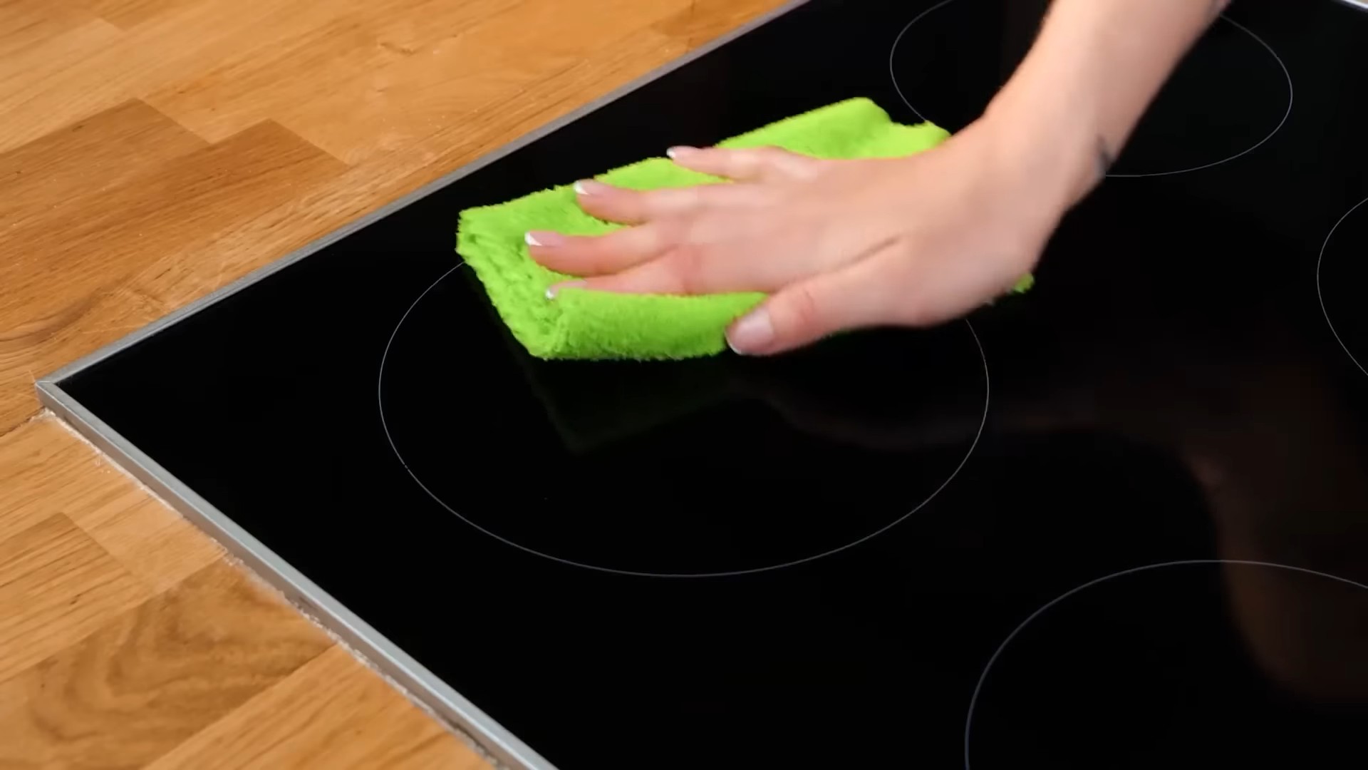 Herdplatten reinigen mit Zwiebel